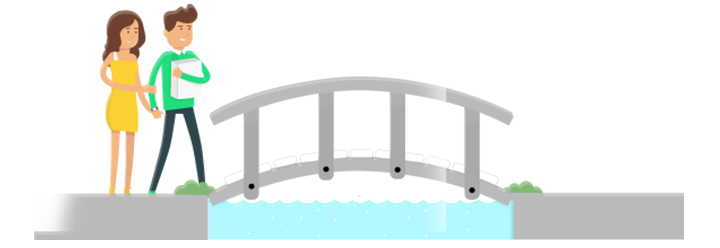 Junges Paar geht gemeinsam über Brücke